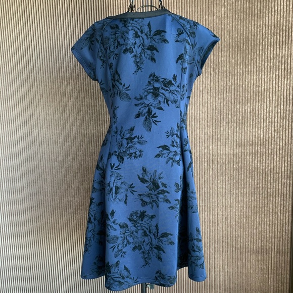 Amanda Lane A lime dress with black insets front. - Picture 3 of 3